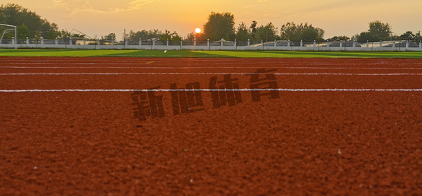 跑道铺装厂家降雨降温施工