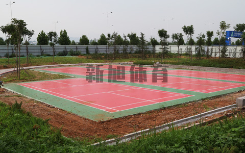 冬季硅pu篮球场开裂