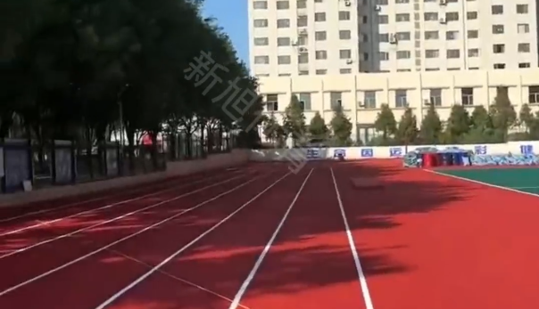 校园塑胶跑道完工